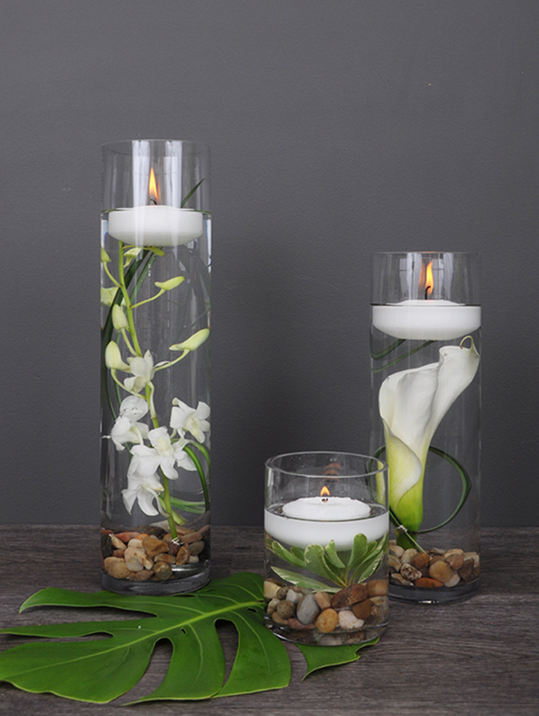 Bougies flottantes et fleurs submergées