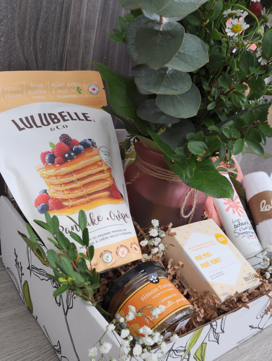 Panier cadeau douce peluche pour bébé, fleurs et sucreries