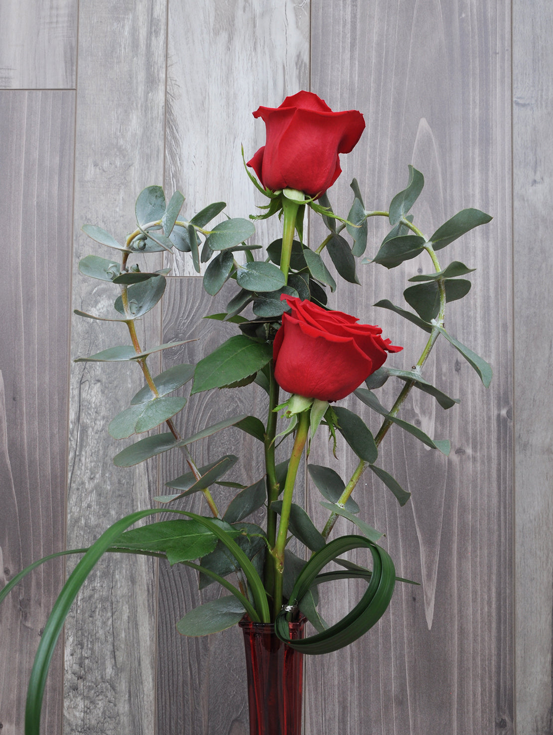 Roses et eucalyptus en coeur