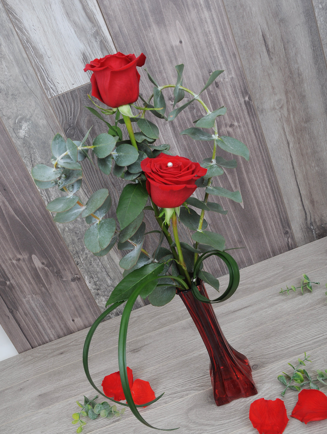 Roses et eucalyptus en coeur