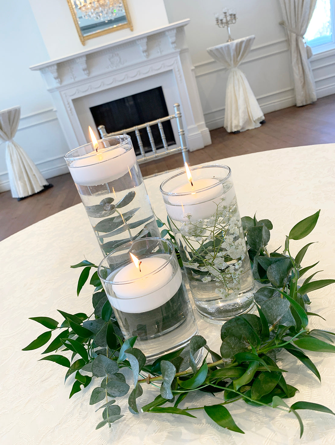 Trio de bougies flottantes et verdure