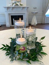 Trio de bougies flottantes et verdure