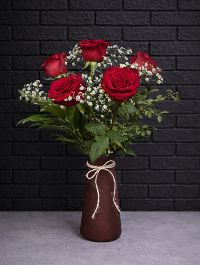 BQT137 5 roses rouges et ses fleurs d’accompagnement 