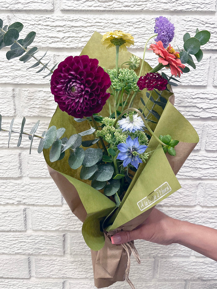 Bouquet de fleurs locales et eucalyptus 
