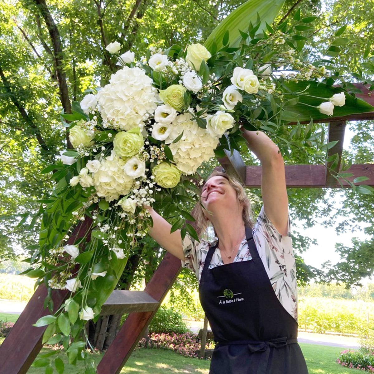 À la Boîte à Fleurs vous offre un service personnalisé pour votre mariage. Simplifiez votre logistique en louant directement à notre boutique vases et accessoires. Nous avons tout ce qu’il faut pour fleurir l’Église, la cérémonie et la salle de réception.