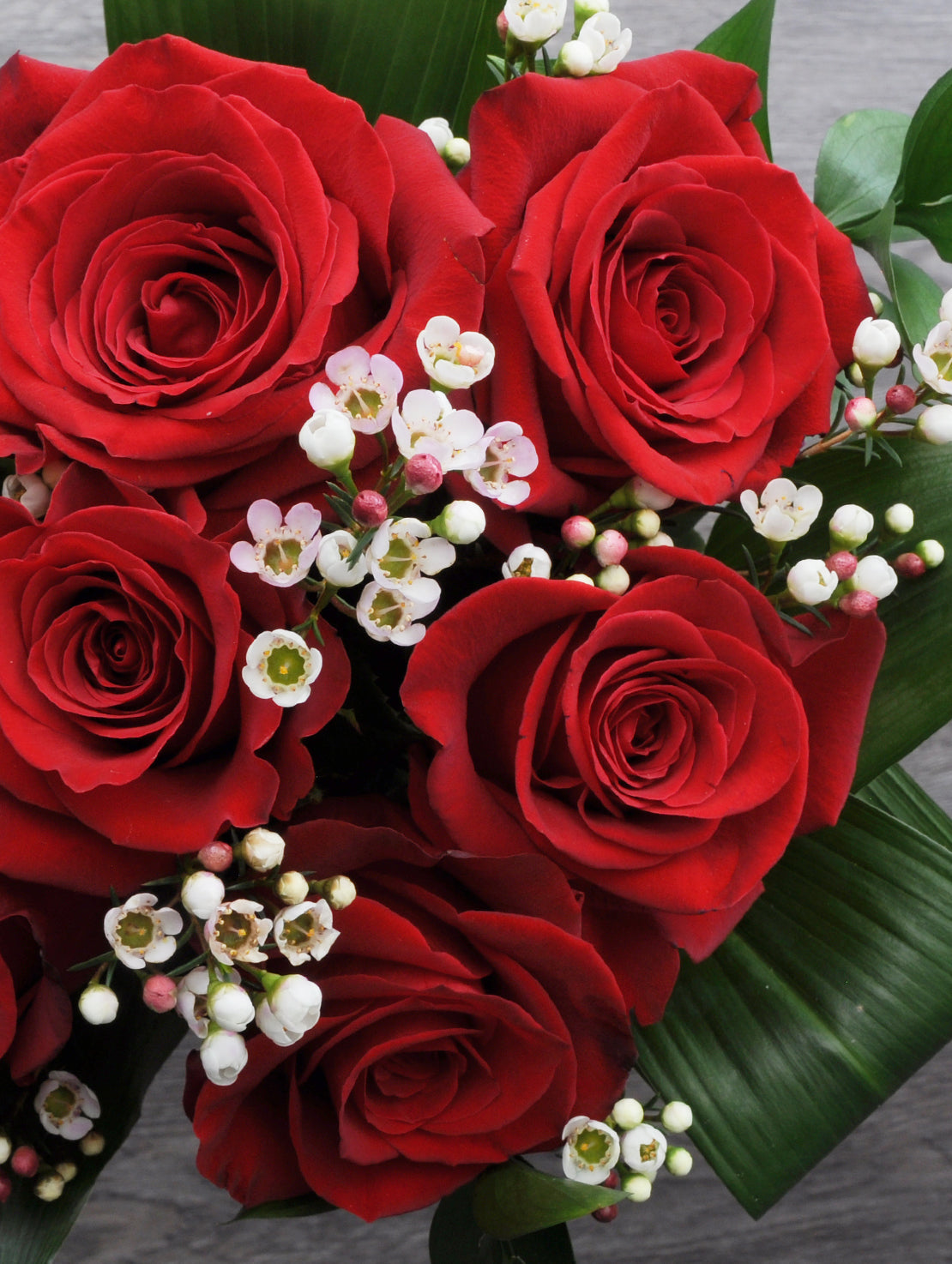 5 Roses Rouges & Fleurs d’Accompagnement